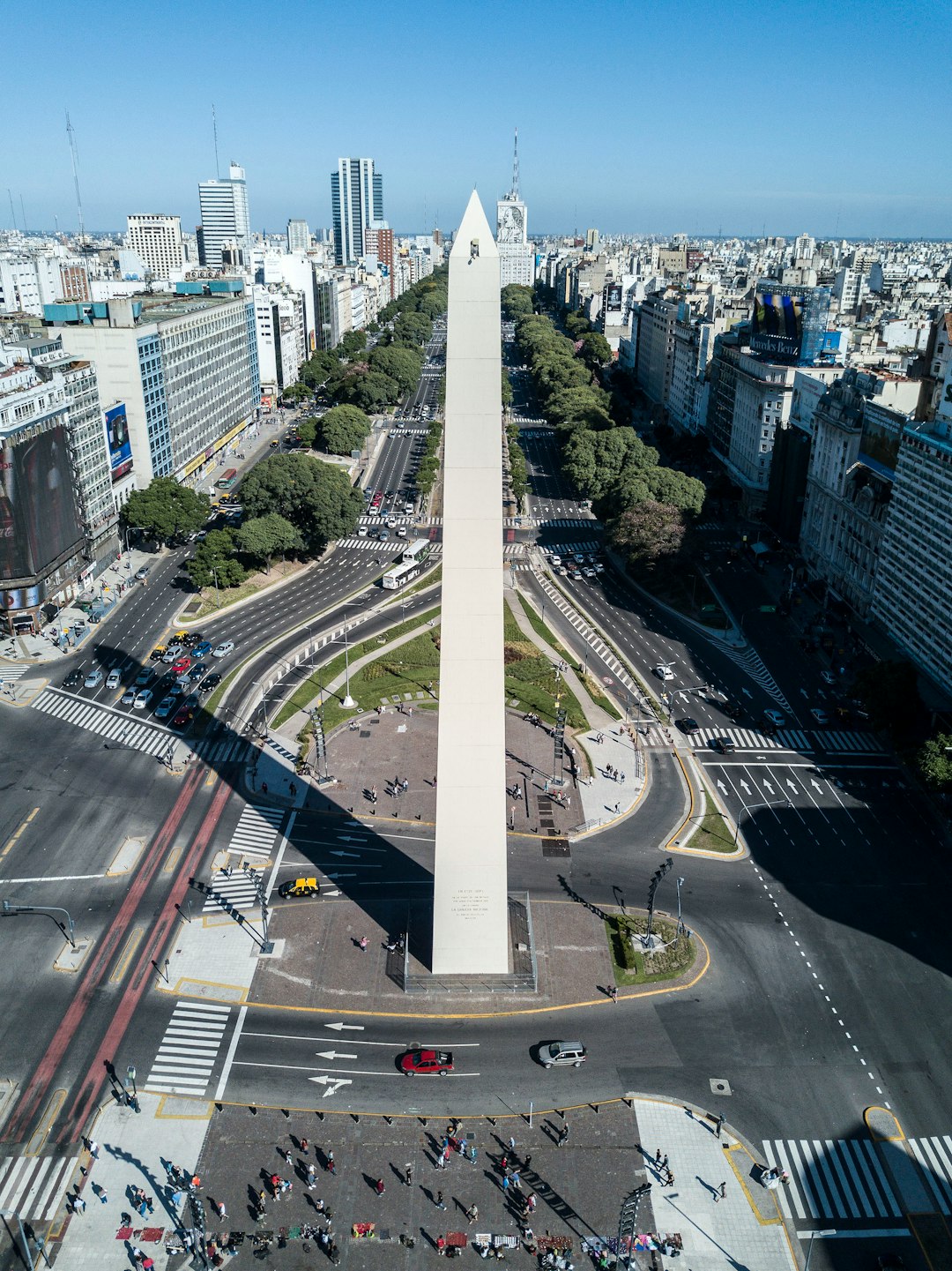 coches en la carretera cerca de los edificios de la ciudad durante el día